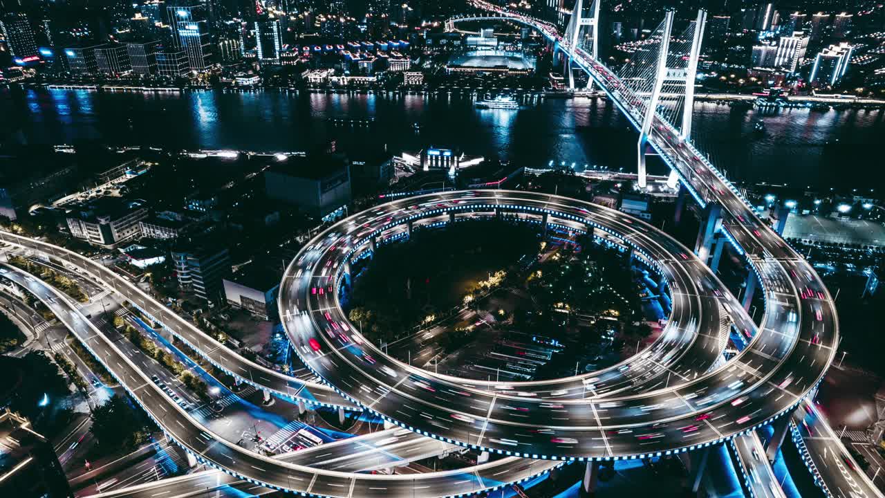 T/L无人机视角的立交桥和城市交通在夜间视频下载