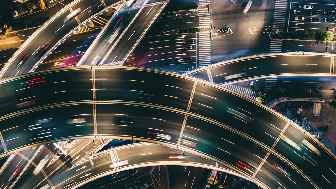 T/L无人机视角的立交桥和城市交通在夜间视频下载