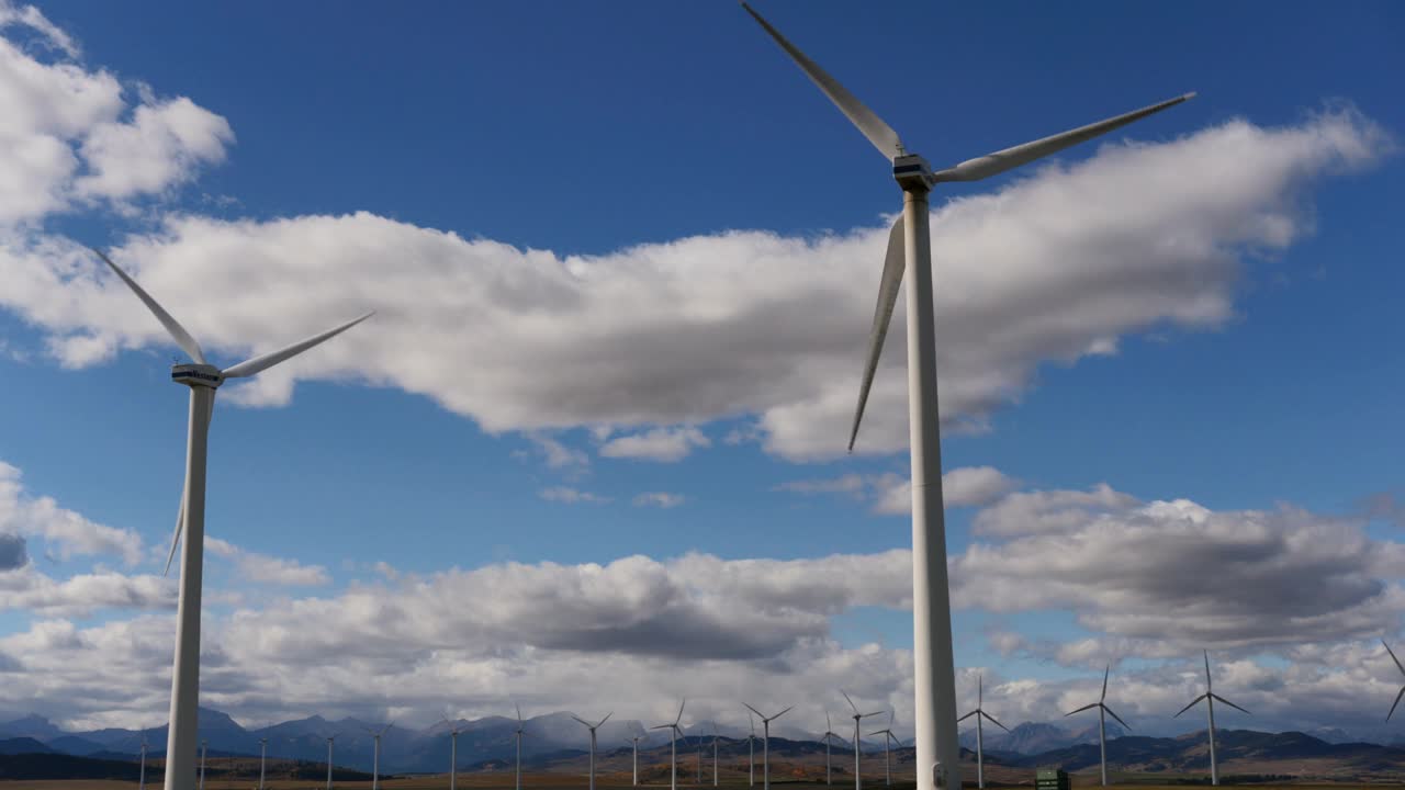 平彻溪附近的风力涡轮机场视频下载