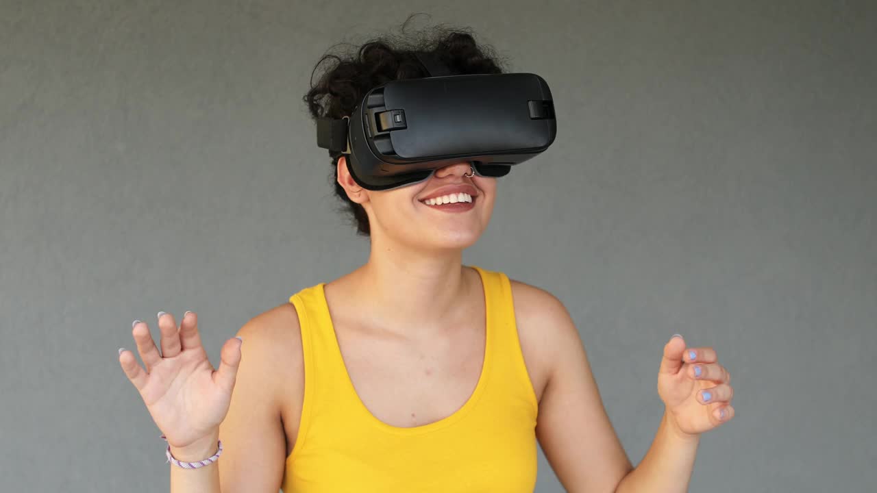 年轻微笑的女人使用虚拟现实模拟器耳机视频素材