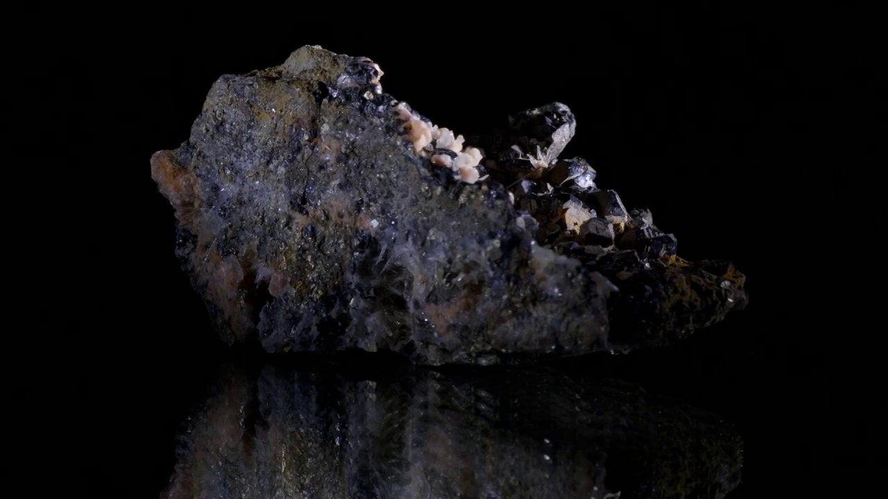 黑色背景上的黝铜矿视频素材