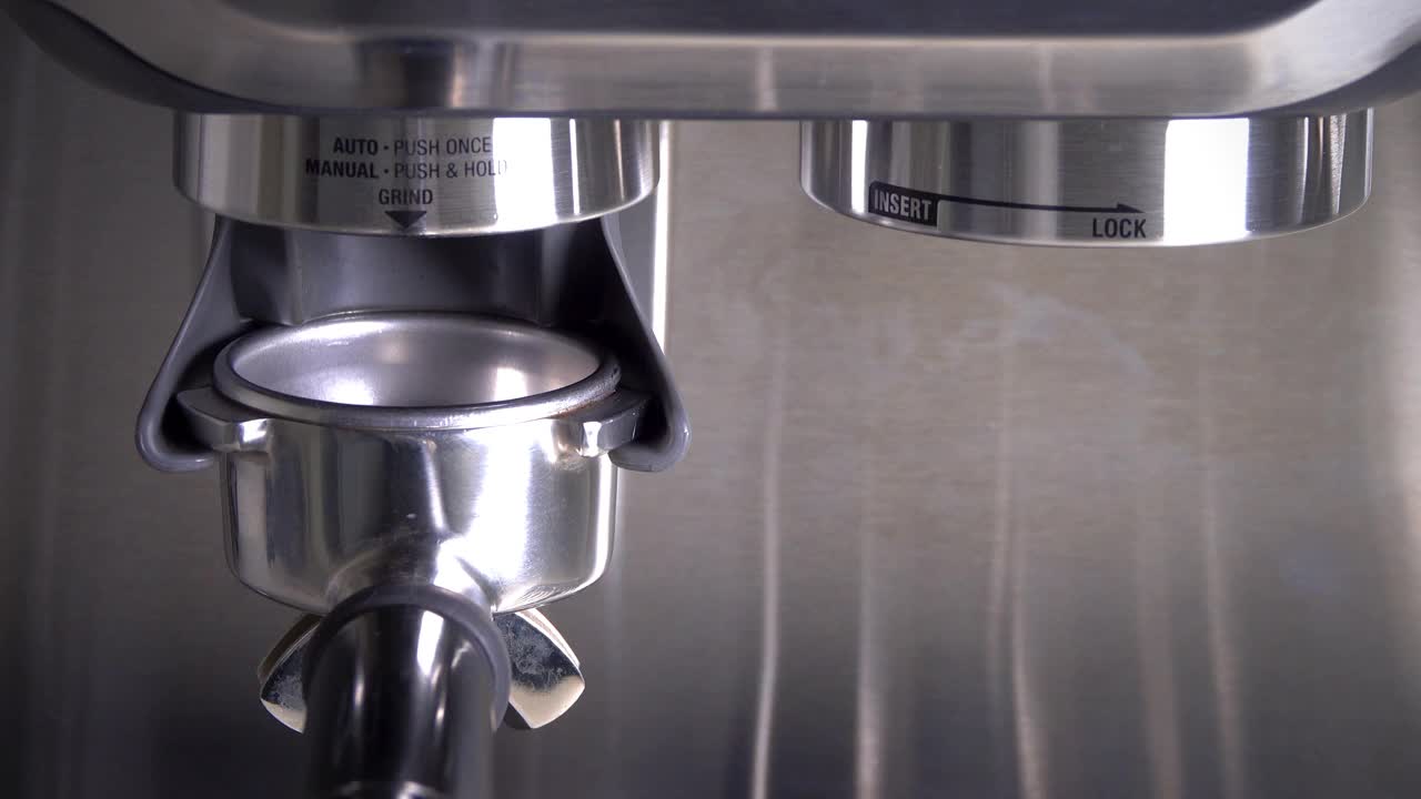 浓缩咖啡机研磨咖啡豆视频素材