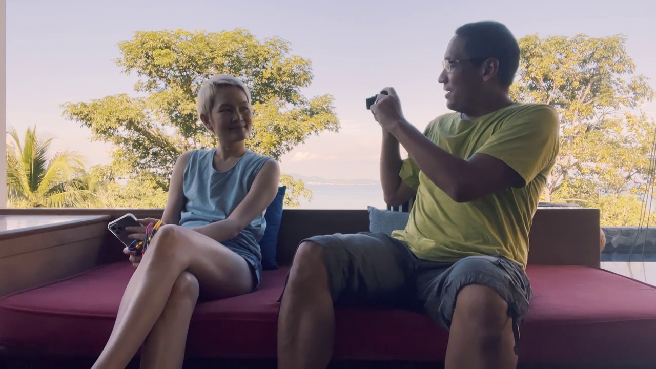 亚洲成熟的幸福夫妇去海滩度假视频素材