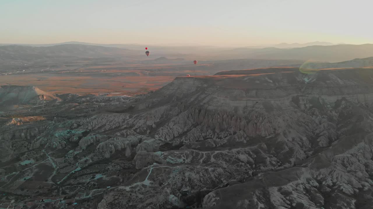 Goreme的4K鸟瞰图。五颜六色的热气球飞过山谷。著名城市卡帕多西亚，土耳其。视频素材