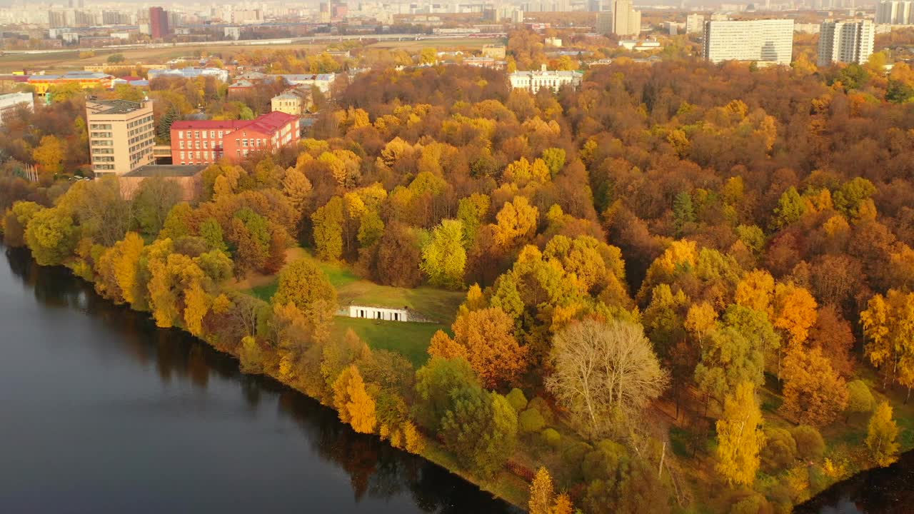 俄罗斯莫斯科，Timiryazevsky公园秋天大花园池塘的俯视图视频下载