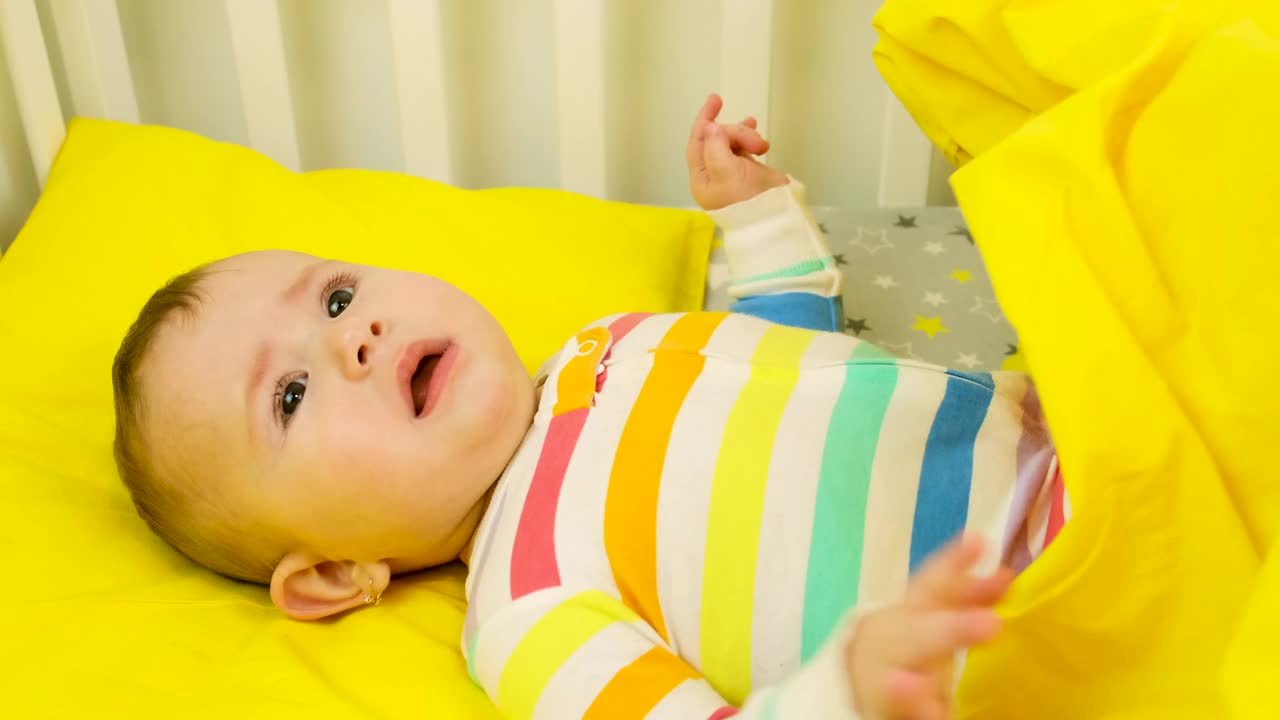 婴儿在床上哭。有选择性的重点视频素材