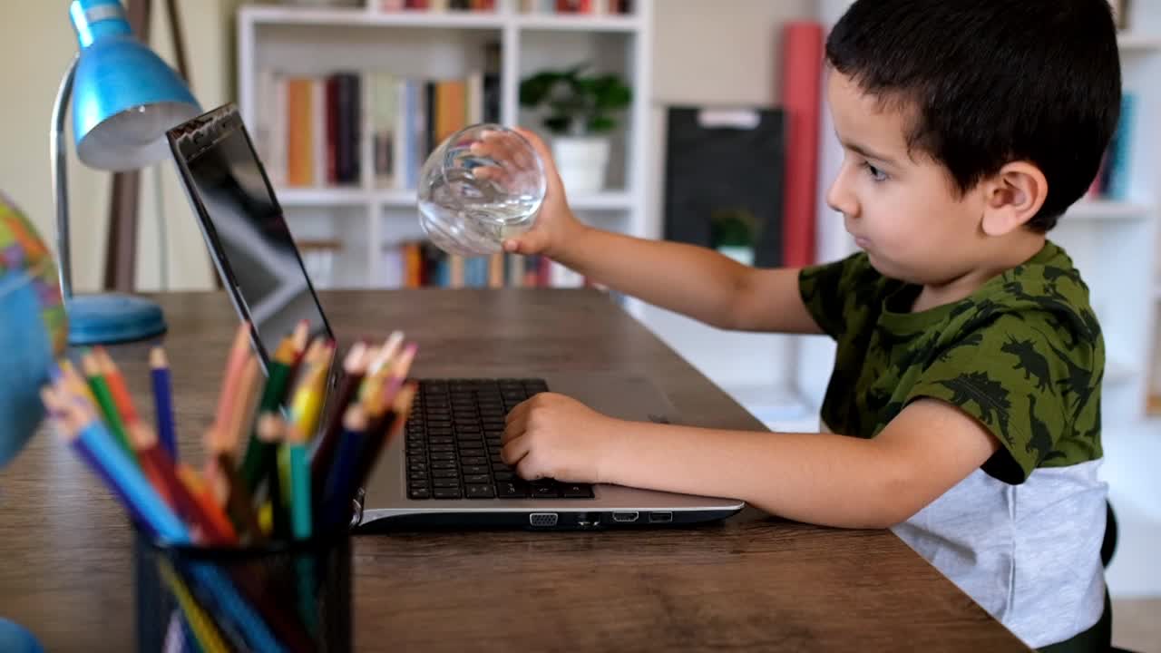 孩子把水泼到笔记本电脑上了视频下载
