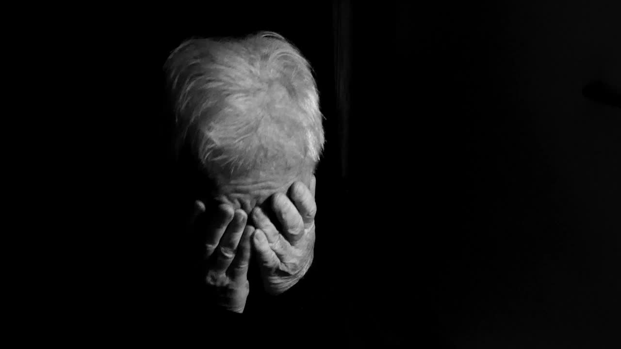 一个抑郁的老人独自在黑暗中视频下载