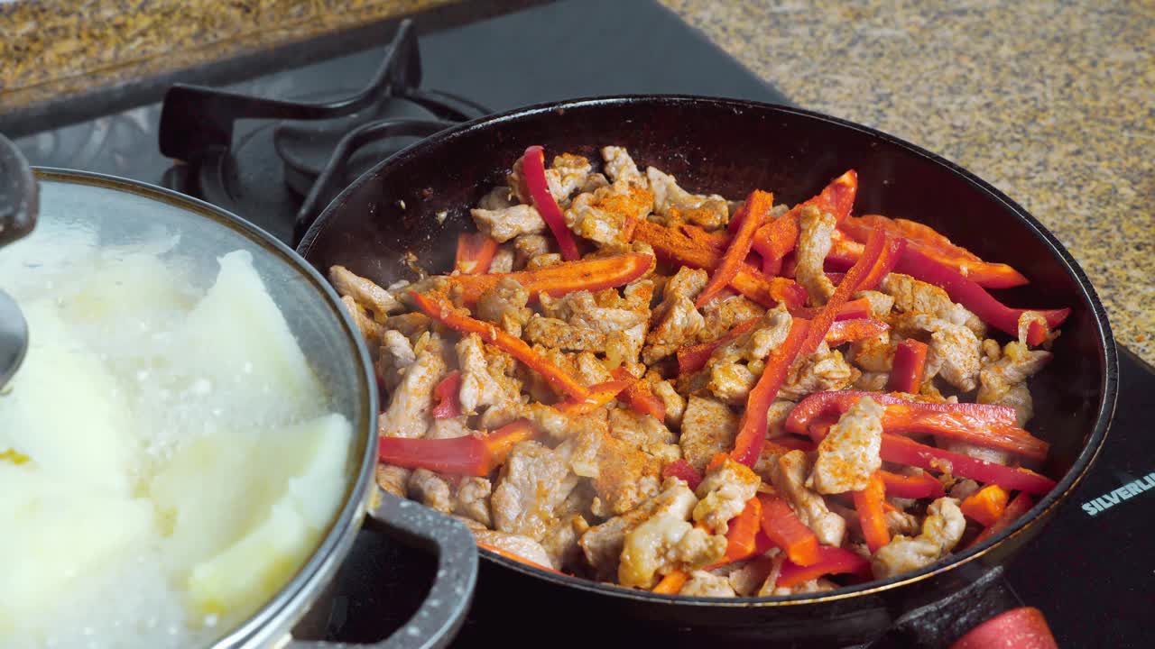 切片的蔬菜、洋葱、甜椒和肉在油中油炸视频素材