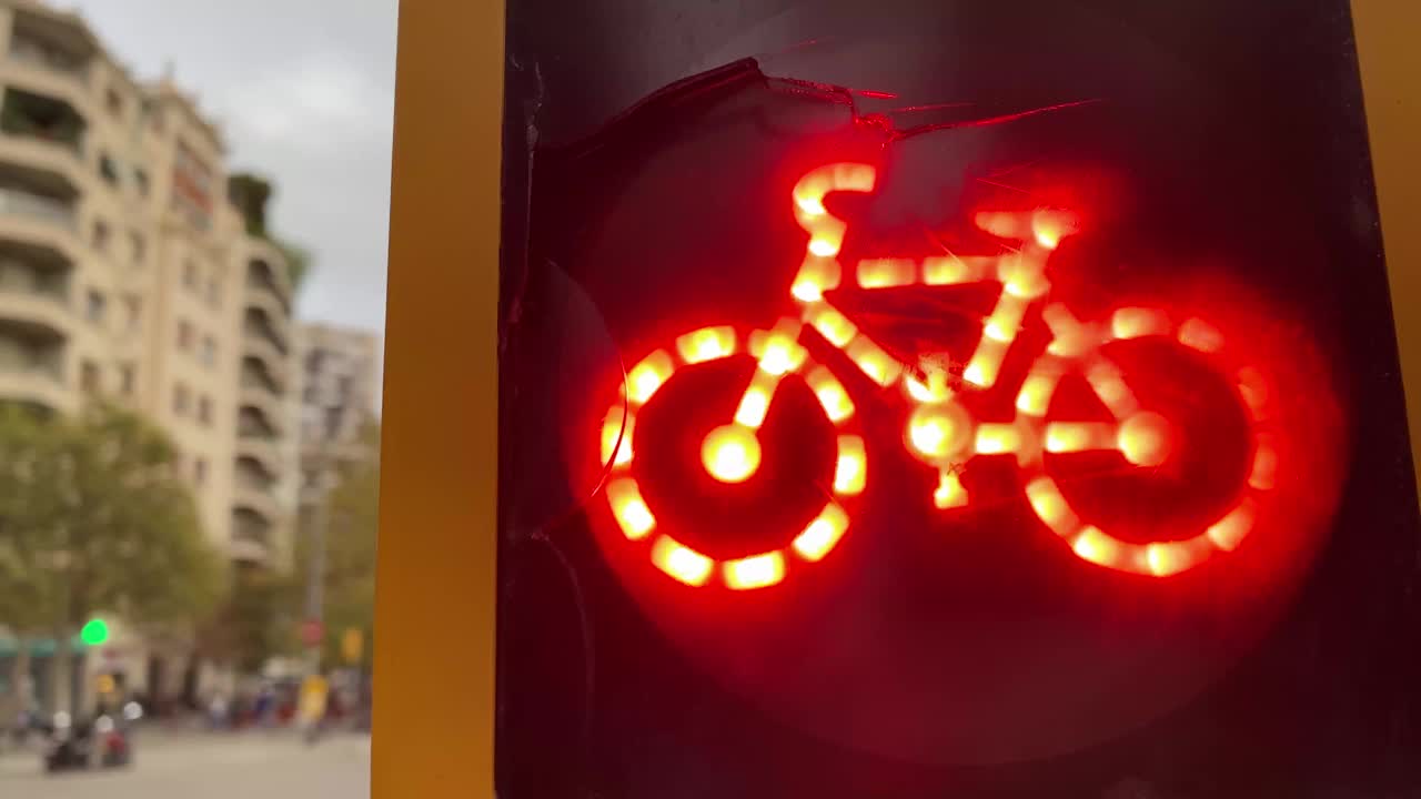 红色自行车交通灯巴塞罗纳可持续发展环境责任生态运输安全袭击者视频素材