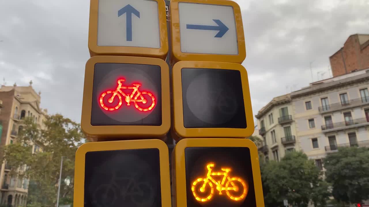 红色自行车交通灯巴塞罗纳可持续发展环境责任生态运输安全袭击者视频素材