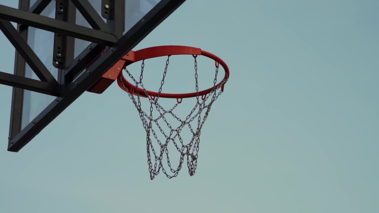 比赛的紧张时刻。篮球打到户外的篮筐里。成功的把。制定一个目标。视频下载