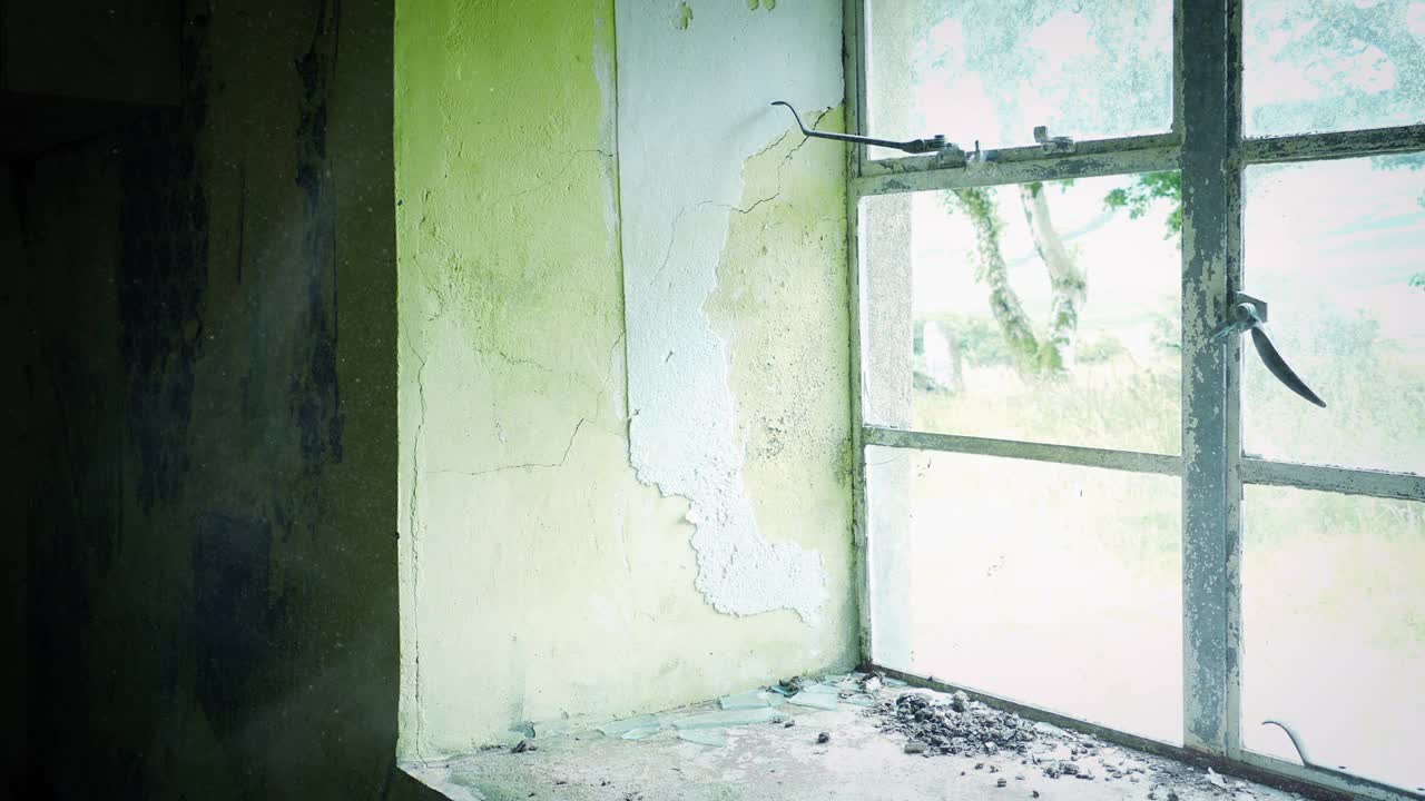 旧窗户损坏的财产移动射击视频下载