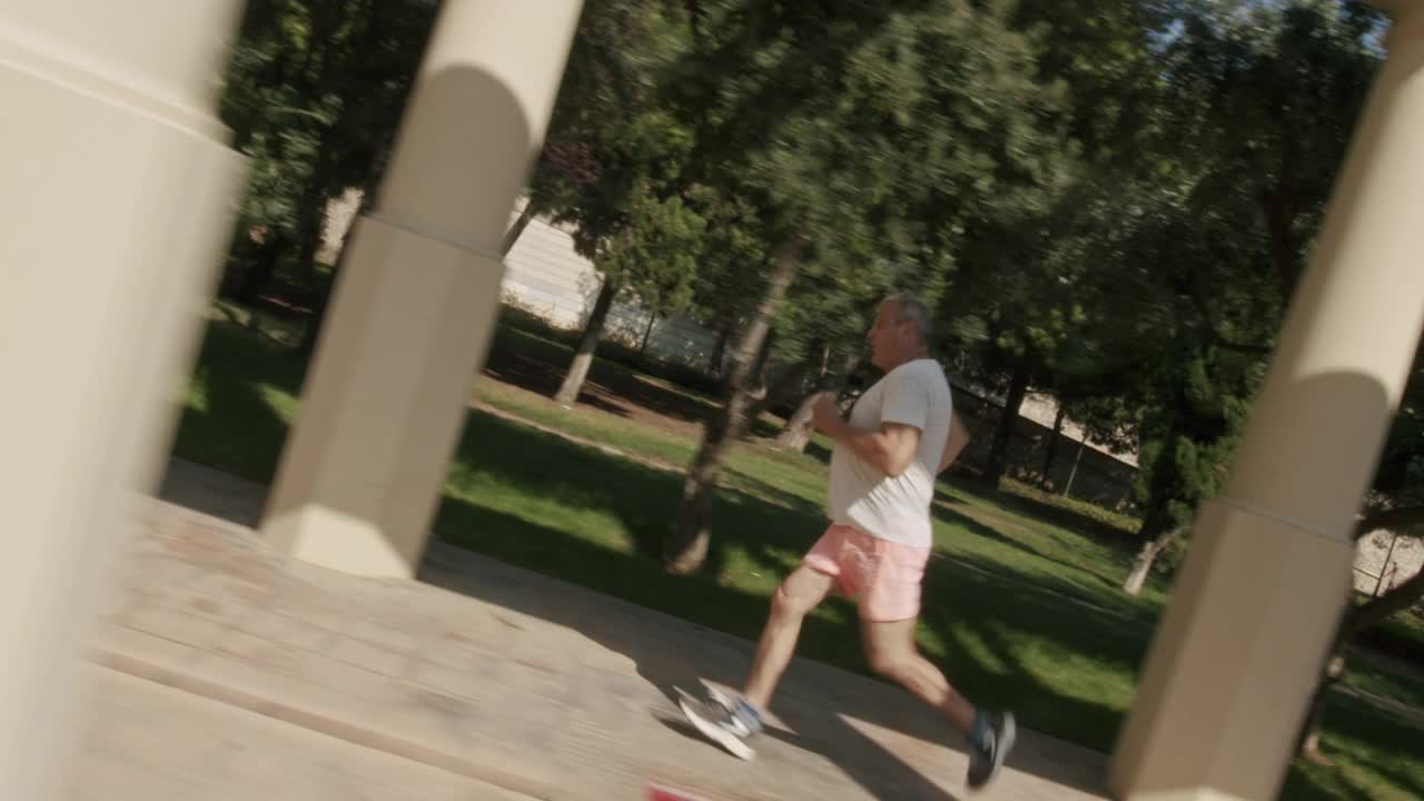 一个成年人早上跑步视频下载