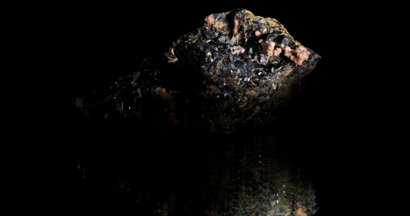 黑色背景上的黝铜矿视频素材