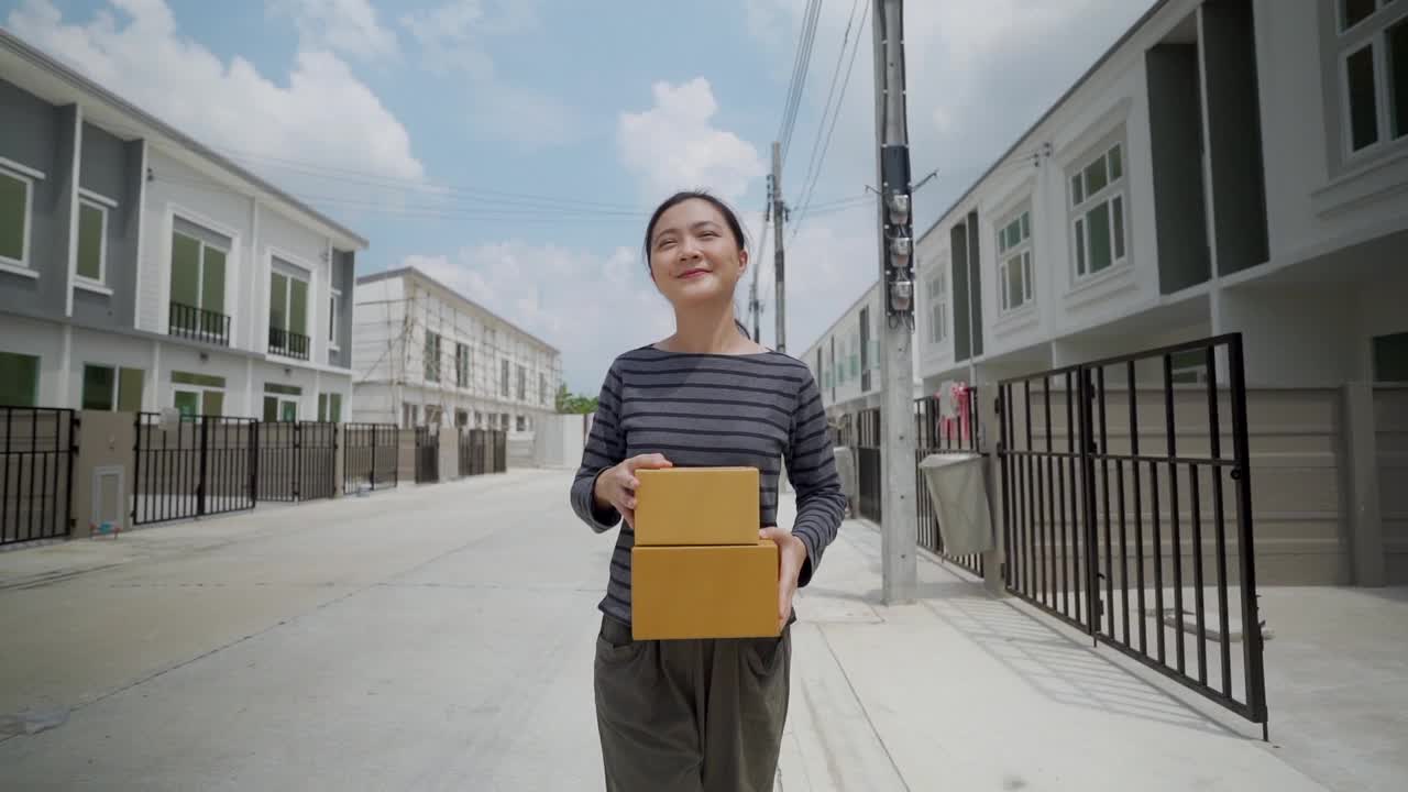 亚洲女人带着包裹回家视频下载