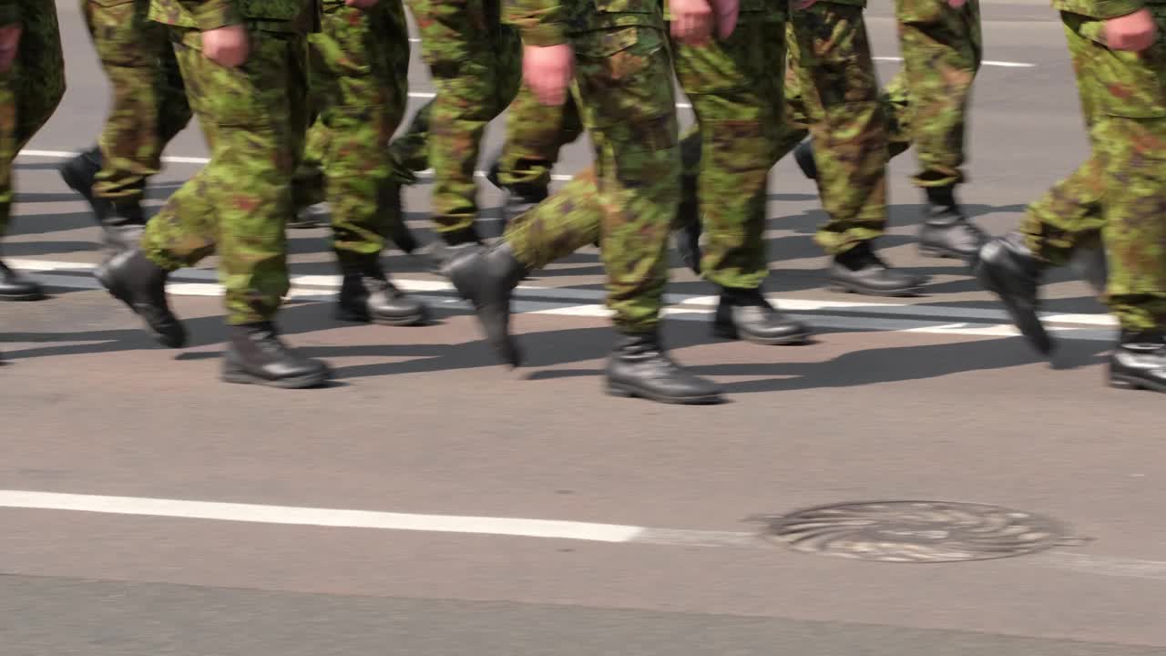 身穿军装的士兵们正在进行阅兵视频下载