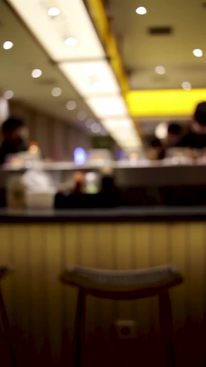 寿司店的模糊镜头视频素材