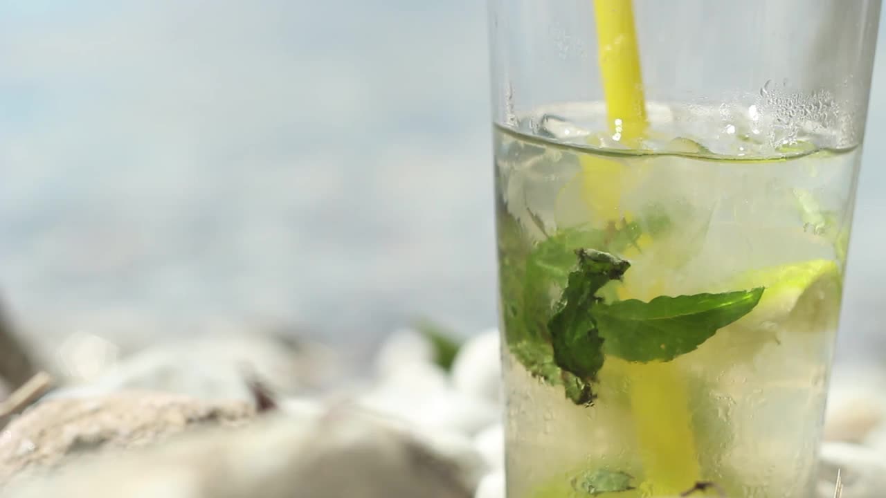 海滩上的莫吉托鸡尾酒视频下载