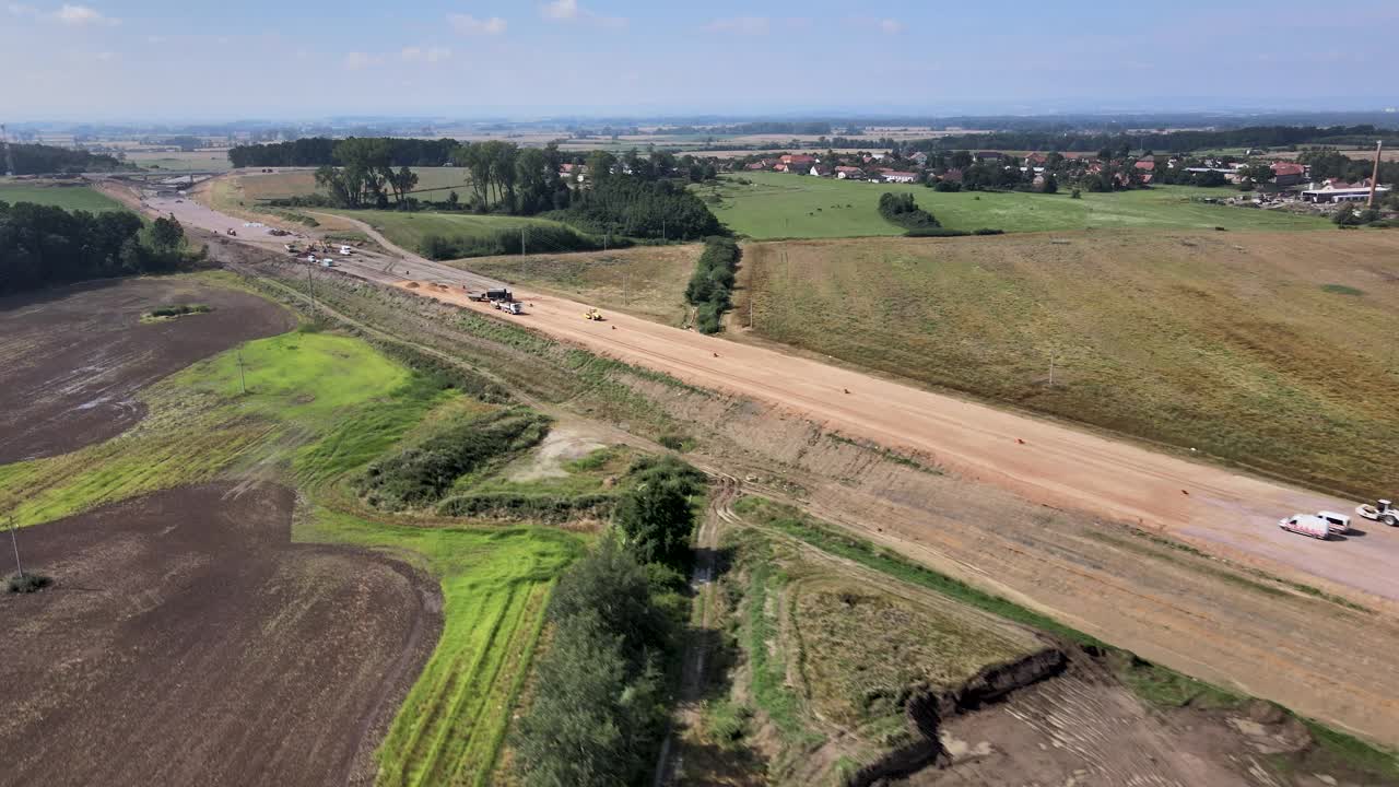 新建高速公路从鸟瞰，绿化大视频下载