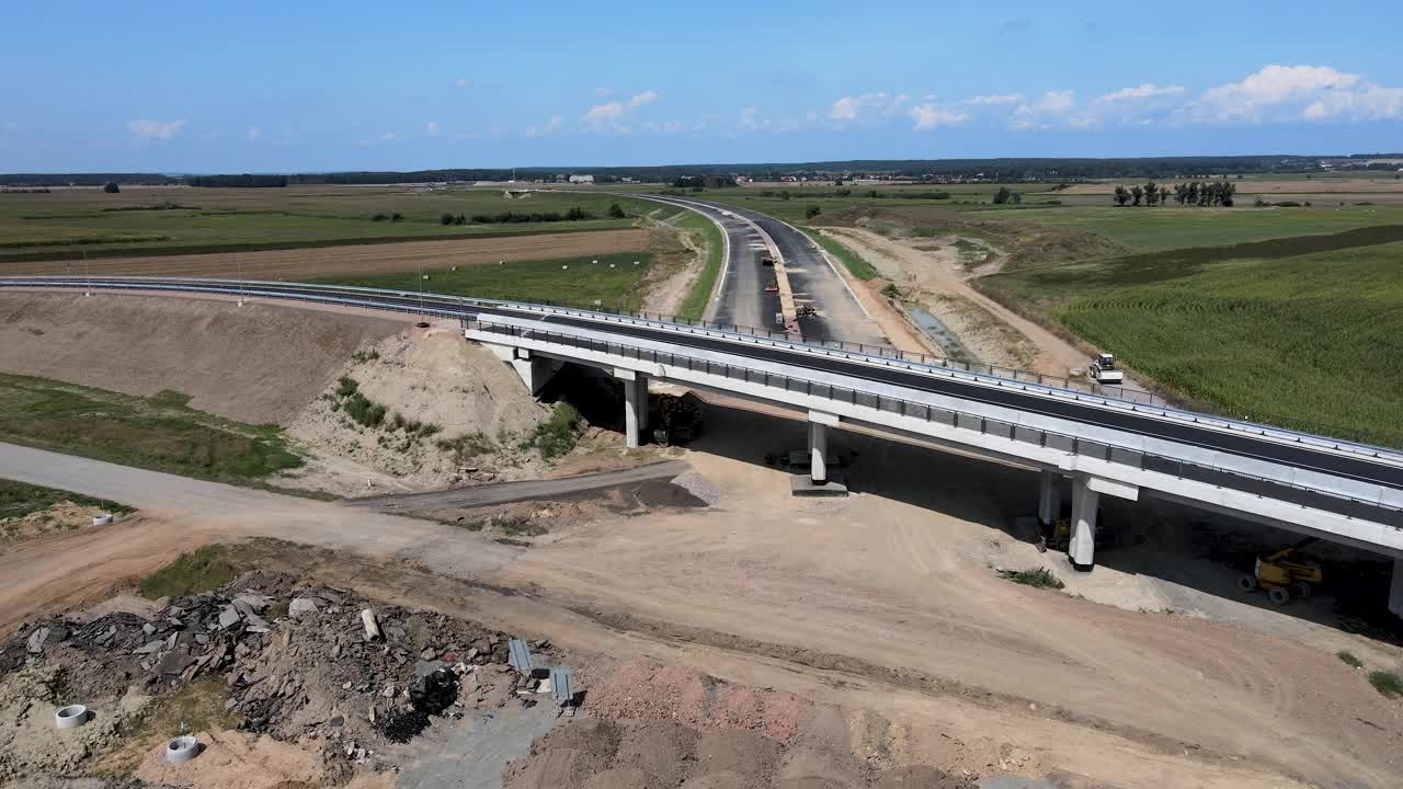 一条即将完工的高速公路，正在中欧建设一条新公路视频下载