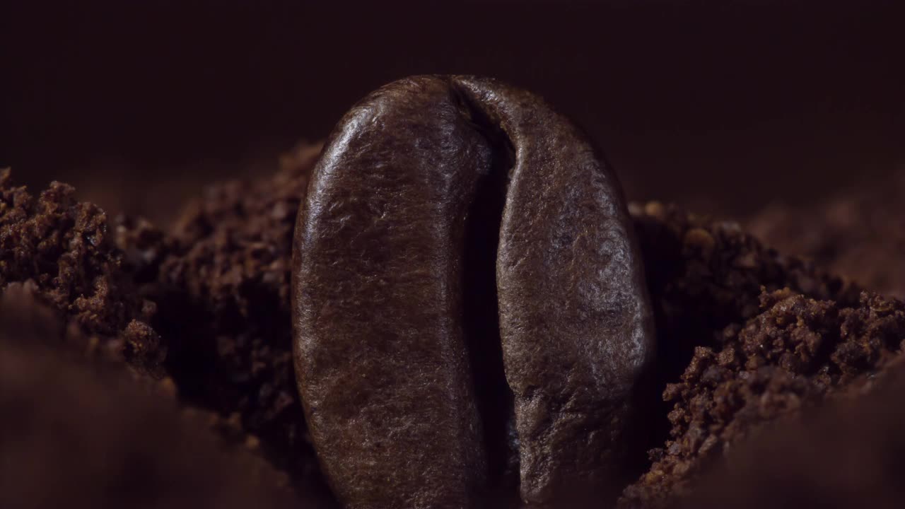咖啡粉或巧克力粉颗粒，1000帧/秒。超级慢视频素材