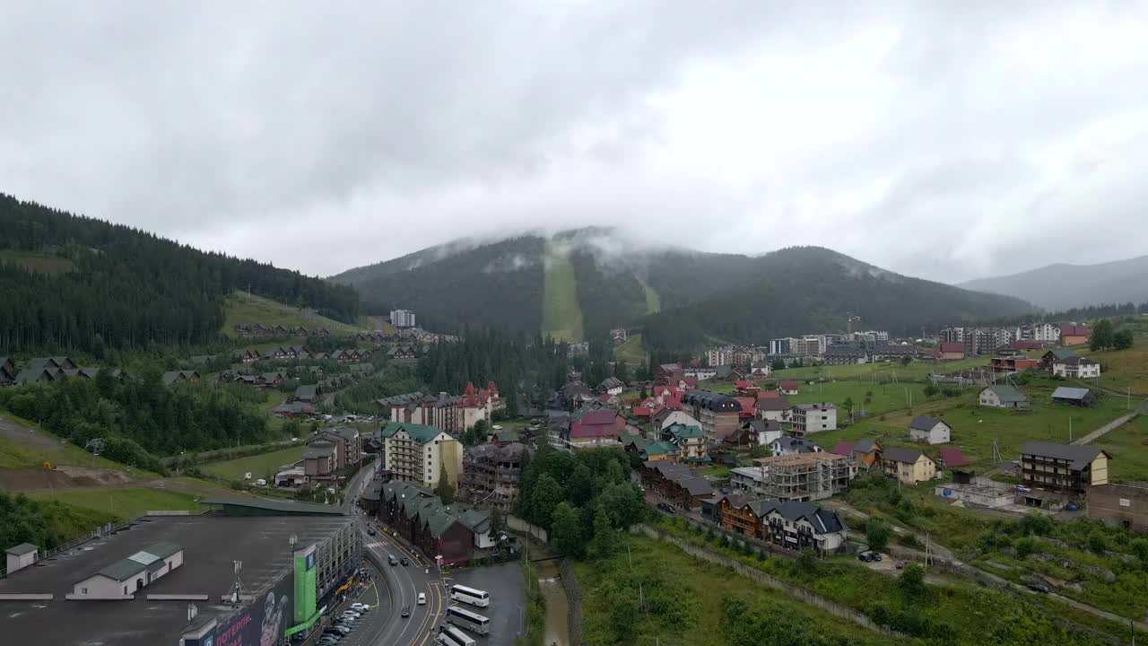 喀尔巴阡山脉布科维尔的鸟瞰图视频素材