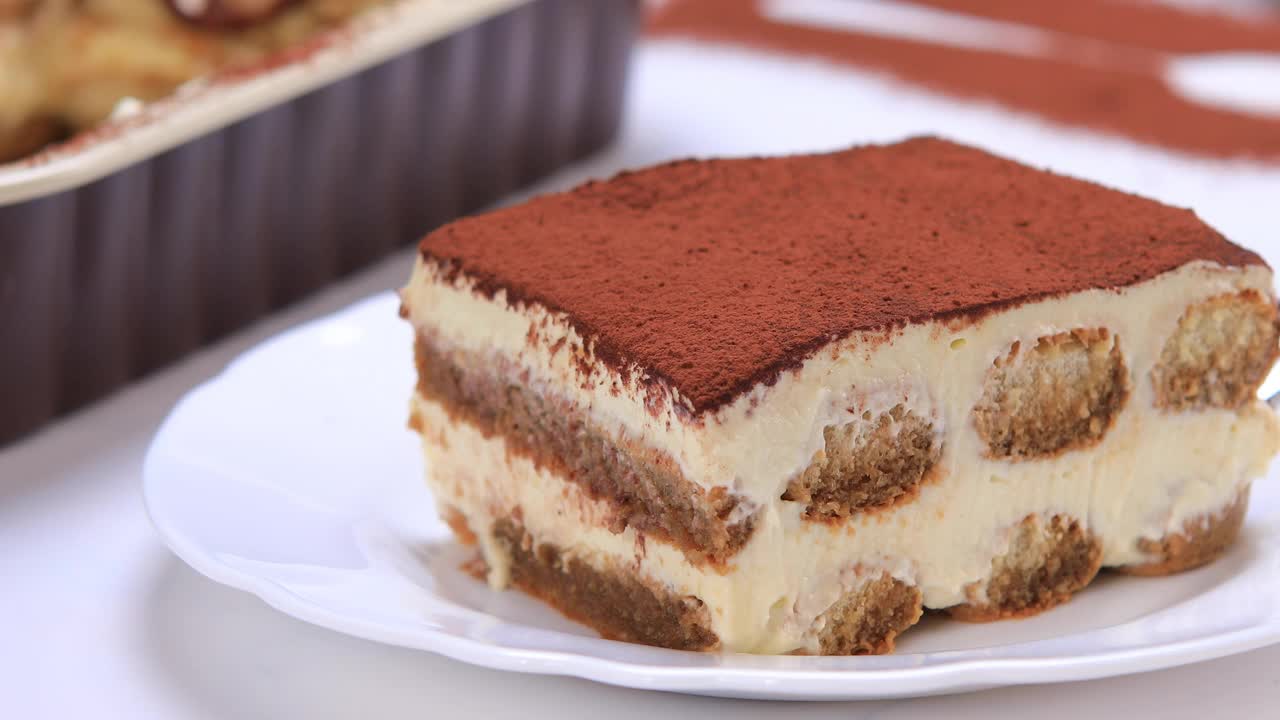 吃一块自制的提拉米苏蛋糕视频下载