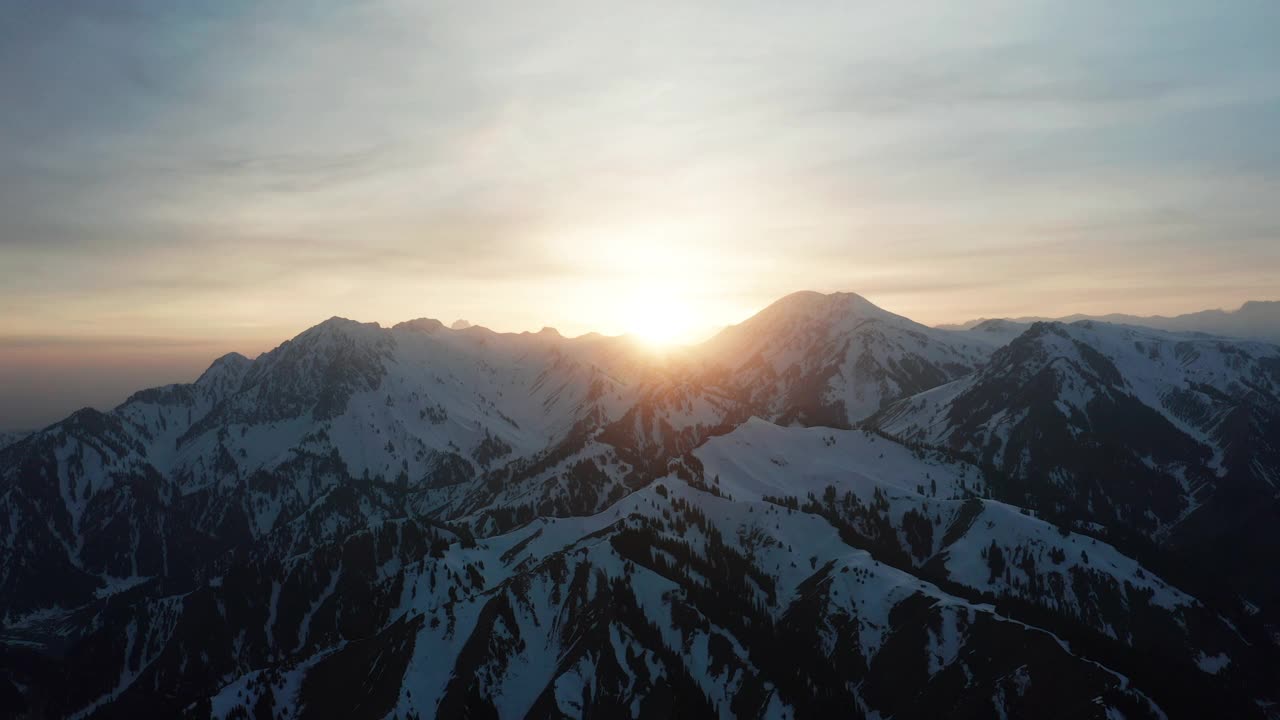 雪山和日落，航拍视频视频下载