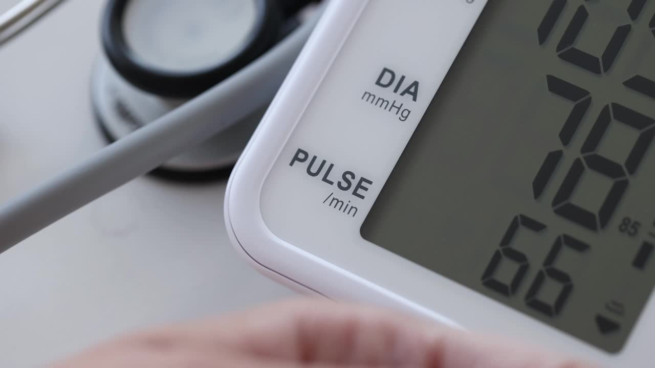 一名妇女用4k自动血压计测量动脉血压视频下载
