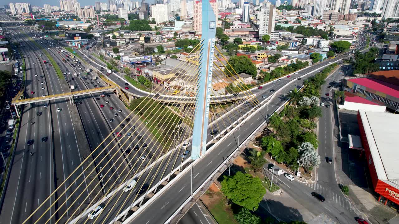 Guarulhos, São圣保罗，巴西。巴西瓜鲁霍斯著名的斜拉桥鸟瞰图，São保罗。视频素材