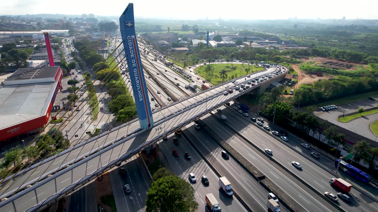 Guarulhos, São圣保罗，巴西。巴西瓜鲁霍斯著名的斜拉桥鸟瞰图，São保罗。视频素材