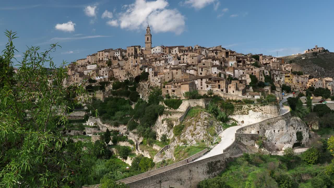 风景如画的中世纪建筑小镇，被群山环绕，中世纪小镇博cairent。视频素材