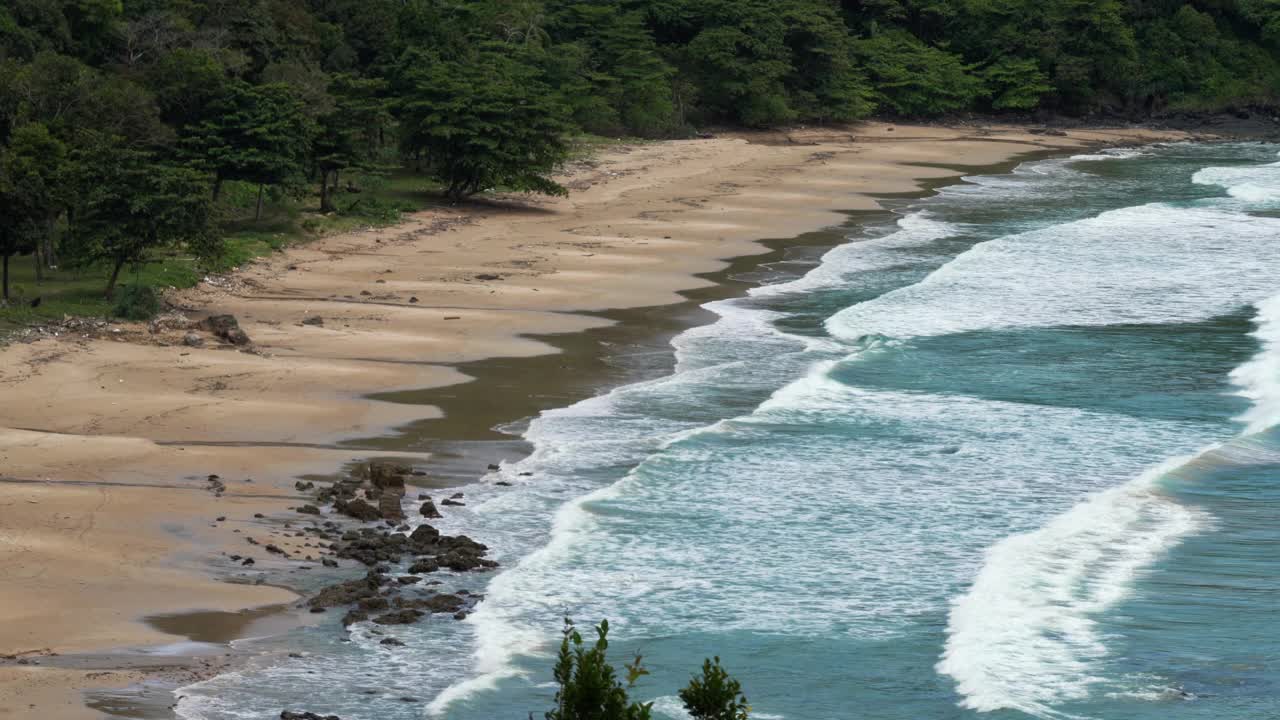 安达曼海浪拍打着大屿山竹滩视频下载