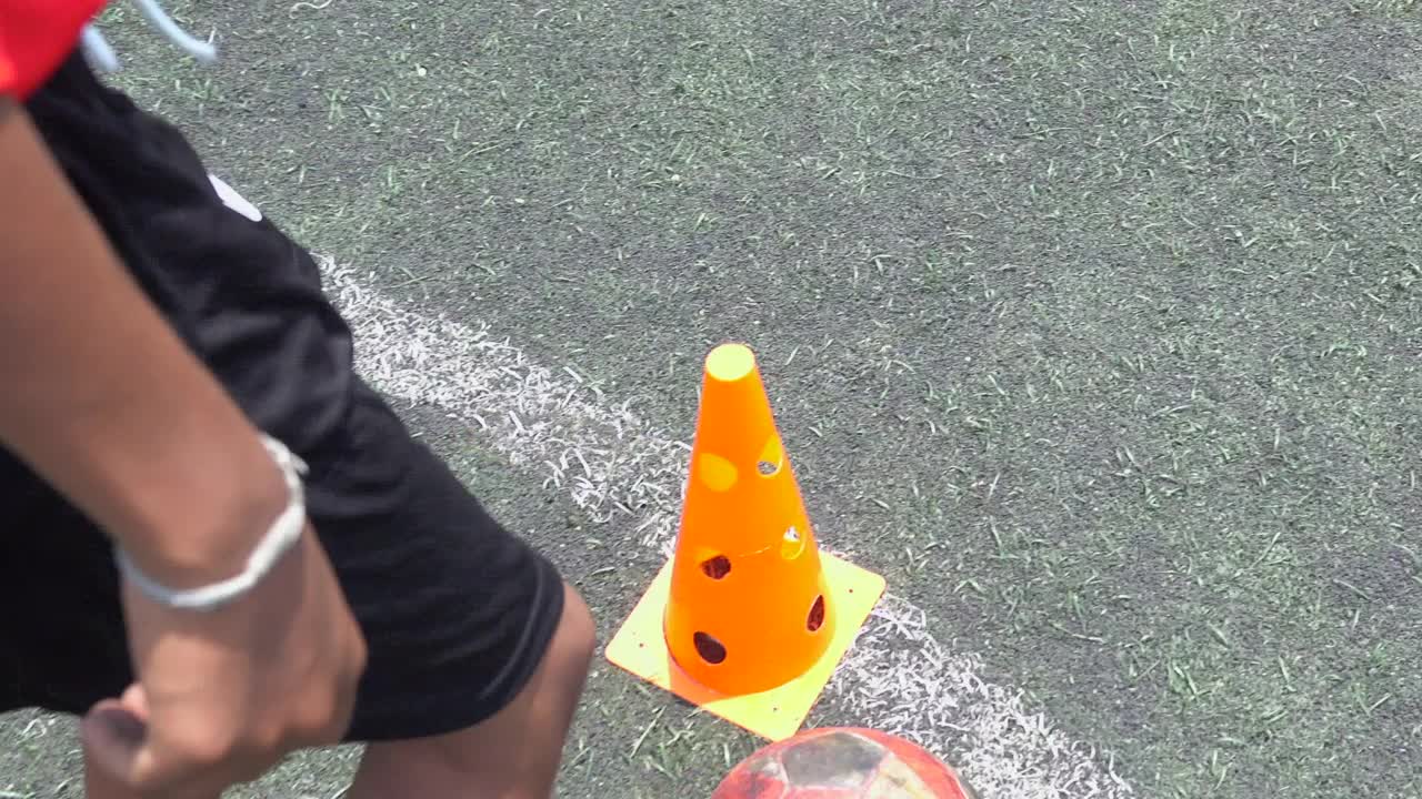 男孩足球运动员练习踢足球视频素材