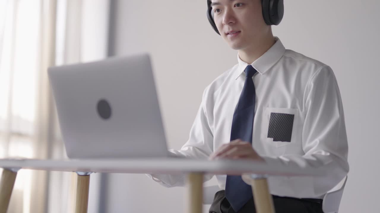 精力充沛的亚洲白领们正在笔记本电脑上打字。他们很开心，工作也很顺利视频下载