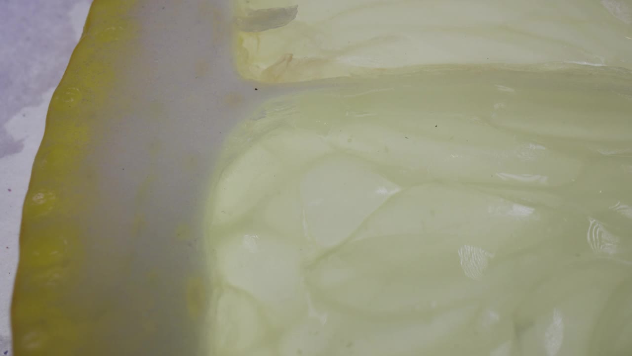 视频微距极端特写成熟的黄色柠檬片与一个缓慢稳定的平底锅视频下载