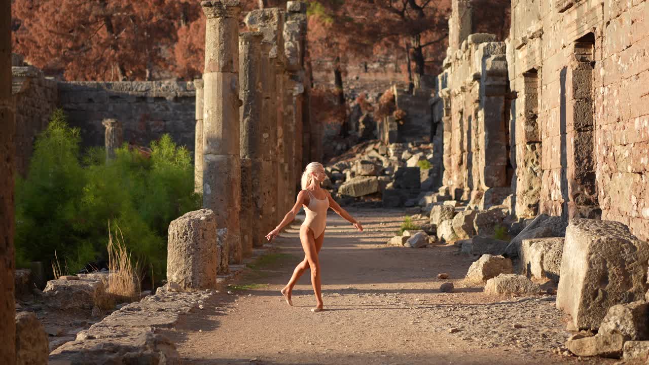 慢动作苗条的芭蕾舞女演员在脚尖鞋准备跳舞。视频下载