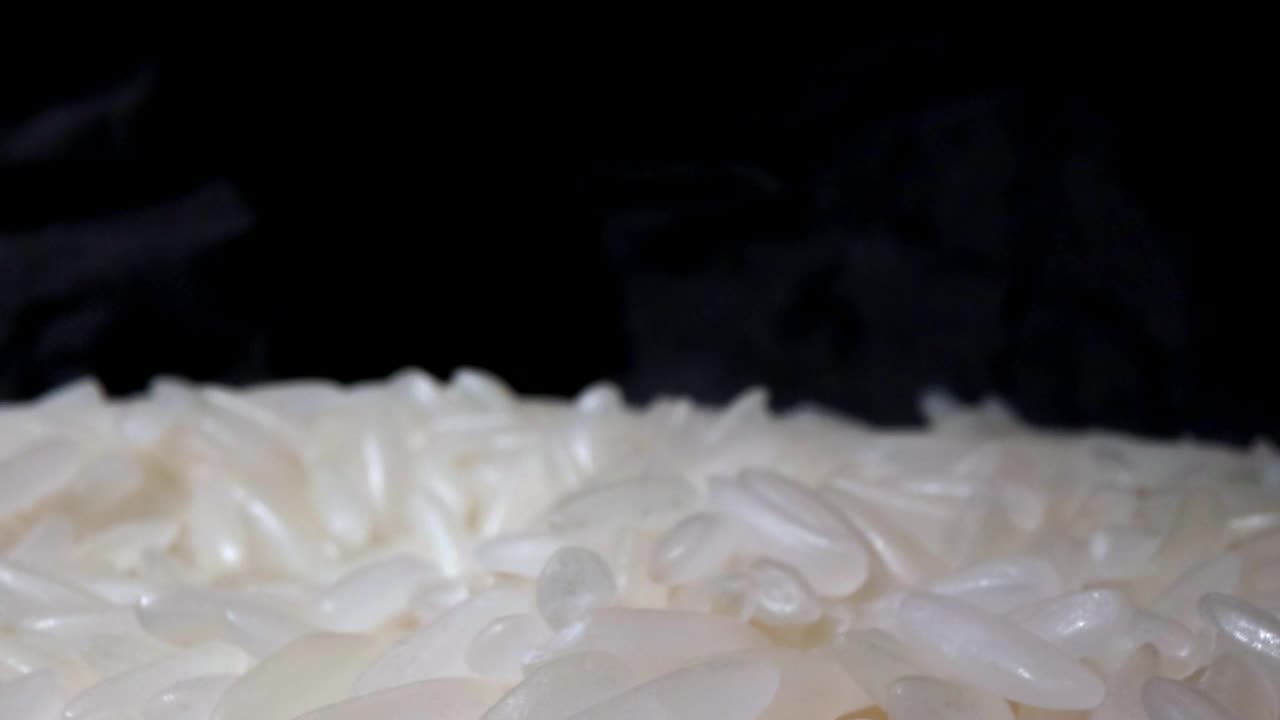 视频宏观极端特写的白色长粒泰国茉莉大米弹跳在慢动作视频素材