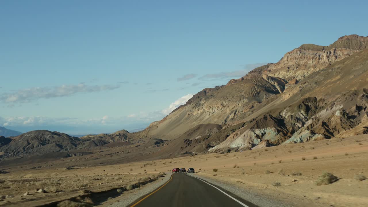 公路旅行死亡谷，艺术家调色板驱动器，美国加州。在美国搭顺风车旅行。高速公路，五颜六色的光秃秃的山脉和干旱气候的荒野。从汽车的看法。内华达之旅视频下载