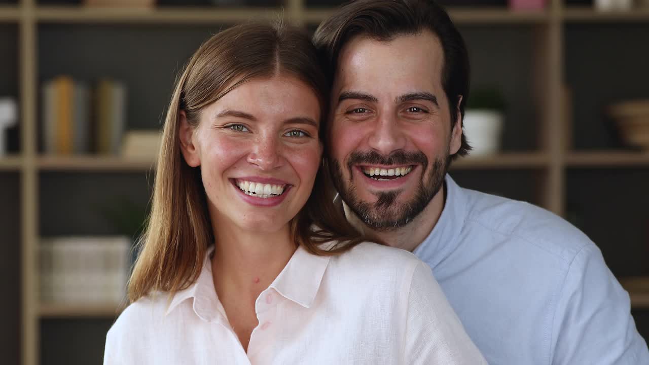 可爱的年轻夫妇的肖像看着相机微笑着做梦视频素材
