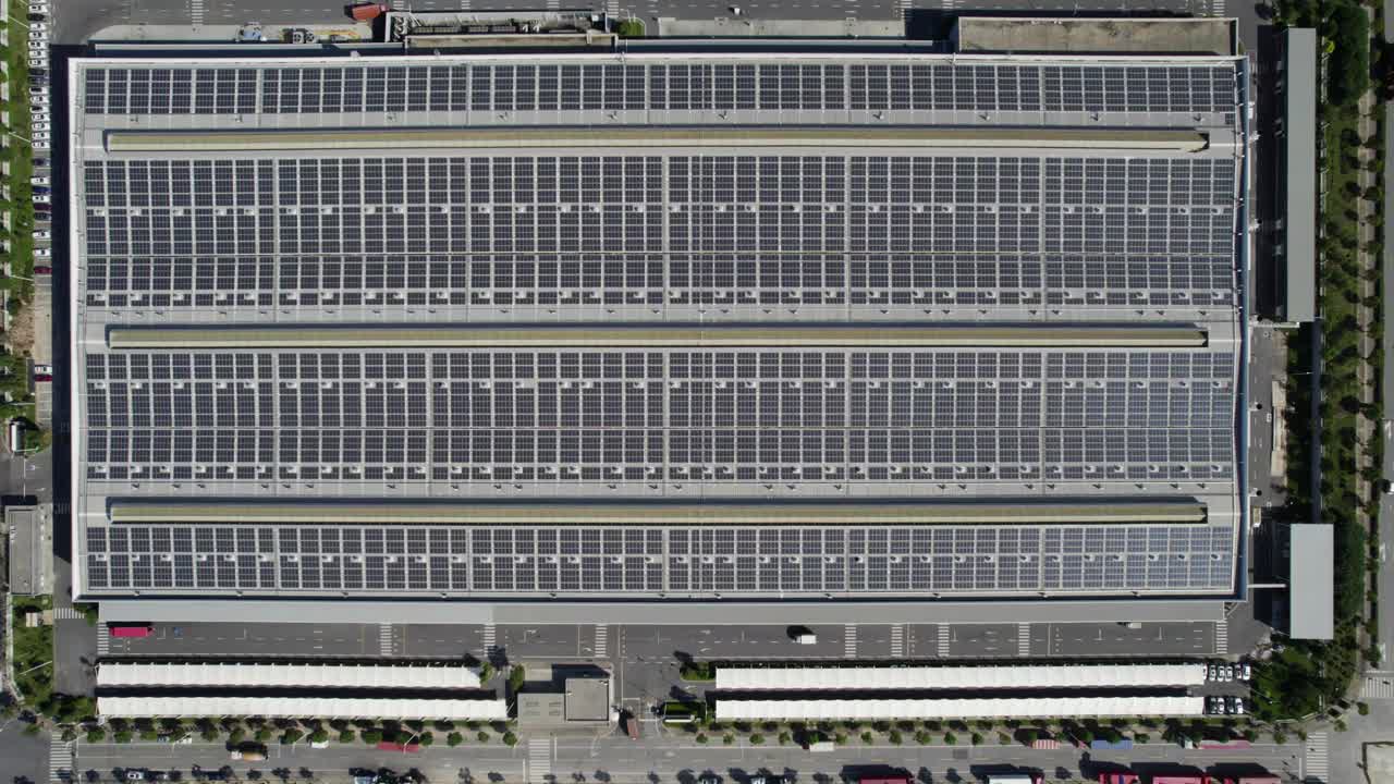 中国上海，制造业厂房屋顶上的太阳能电池板鸟瞰图视频下载