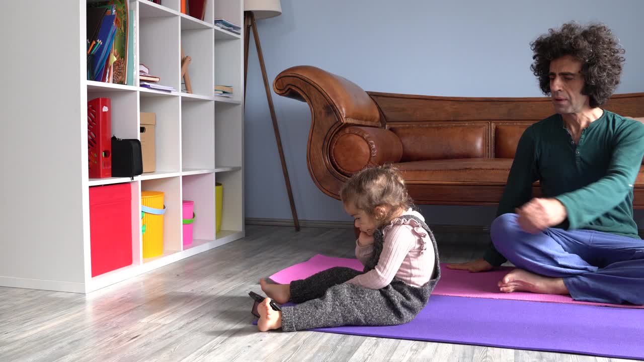 父亲做瑜伽的视频，女儿打断视频下载