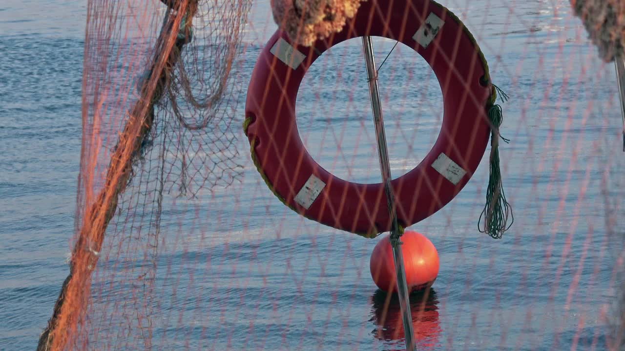 海上救生圈和渔网视频素材