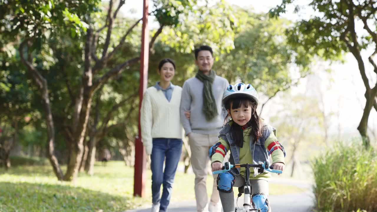 亚洲小女孩在户外骑自行车视频购买