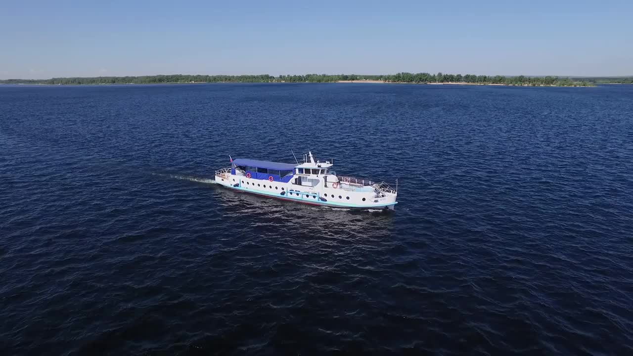 夏季宽阔的河流上漂浮的小船鸟瞰图视频下载