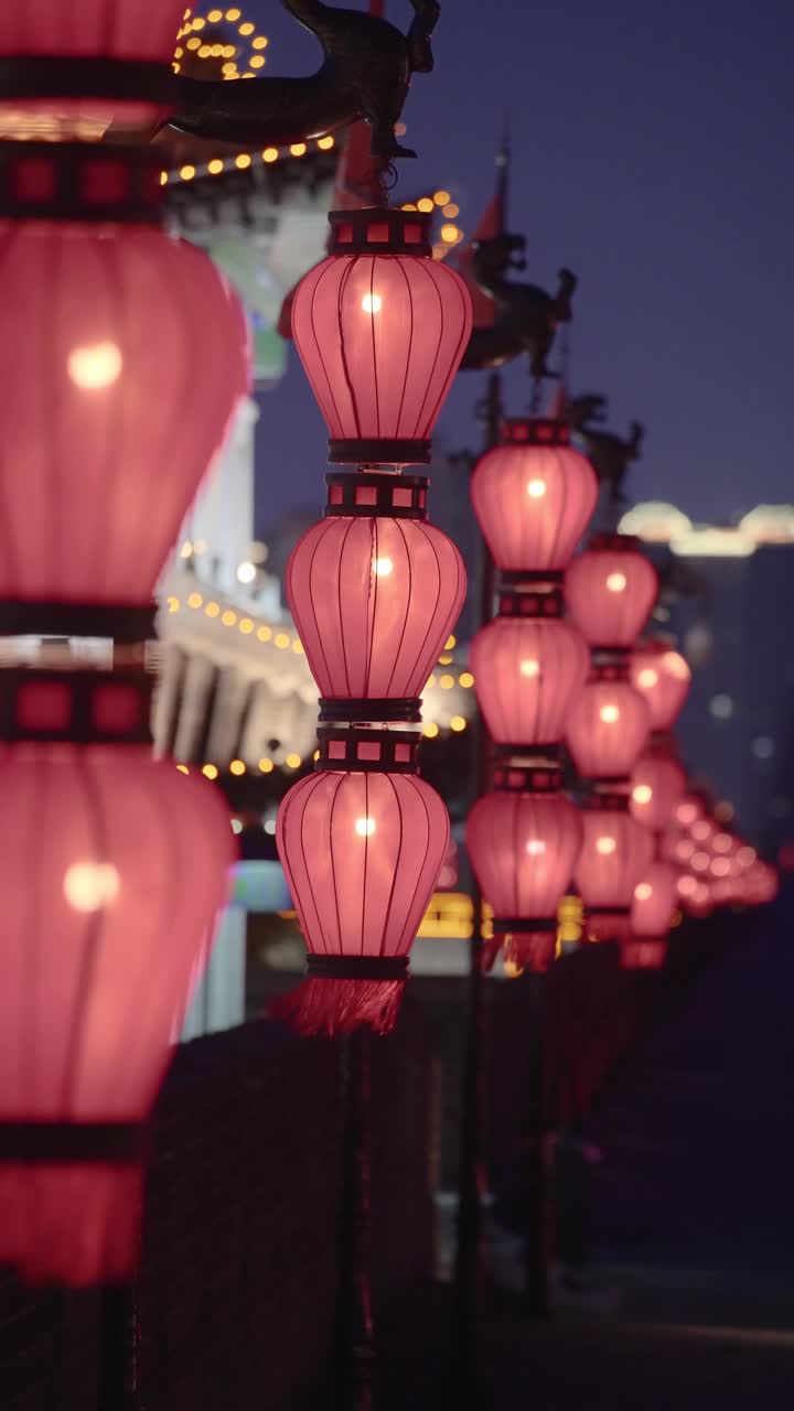 夜晚古城墙上的灯笼/中国陕西西安视频下载