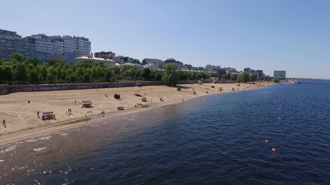 鸟瞰图上的沙滩上的城市码头和河岸视频下载