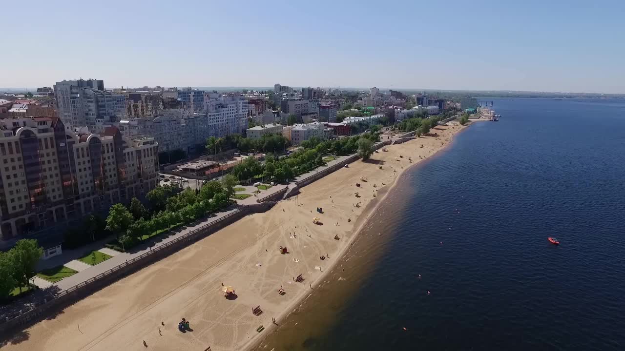 从无人机上俯瞰城市，美丽的河流，沙滩和城市全景视频下载