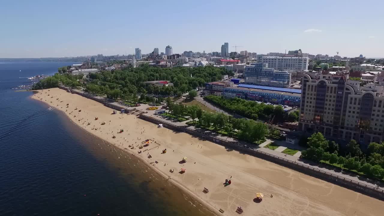 俄罗斯宽阔的伏尔加河岸边的现代化大城市的航拍全景图视频下载